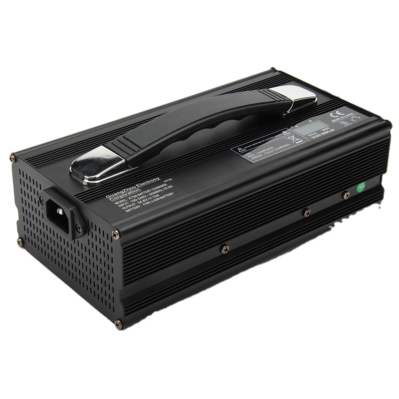 Quels sont les principaux avantages de l'utilisation d'un chargeur de batterie de 800 W